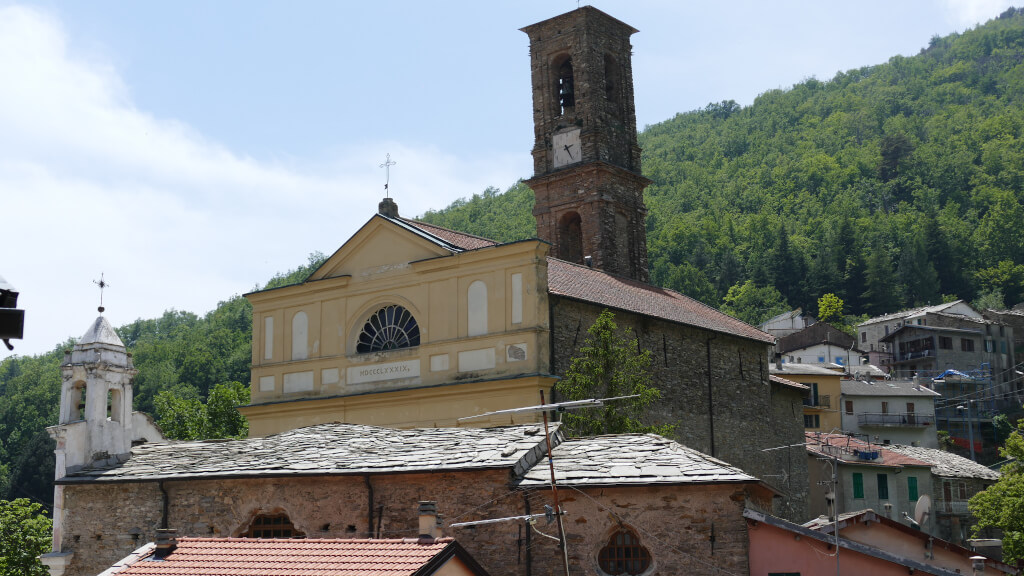 Vista dell’oratorio della SS Annunziata col tetto in ardesia