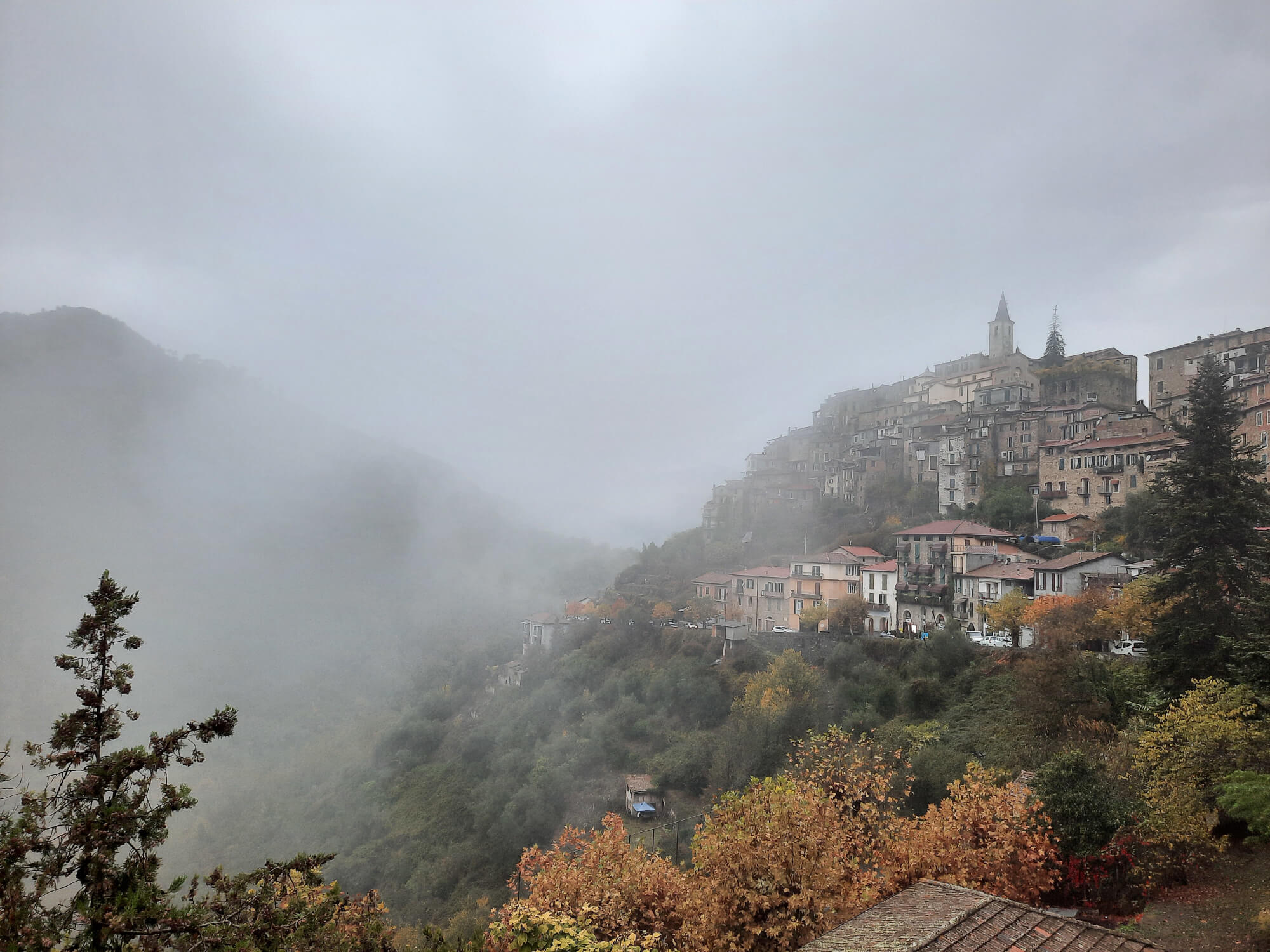 Visitiamo Apricale, il borgo arroccato sulla collina