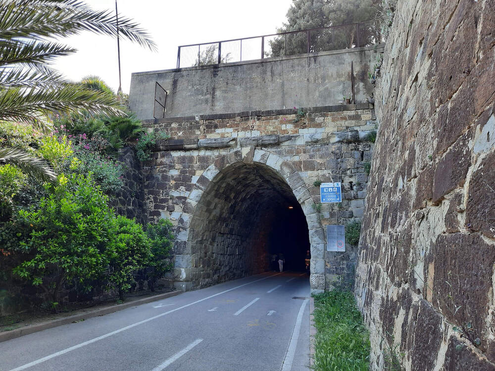 La prima galleria che si incontra a Bussana Mare L’ingresso della galleria a Bussana Mare