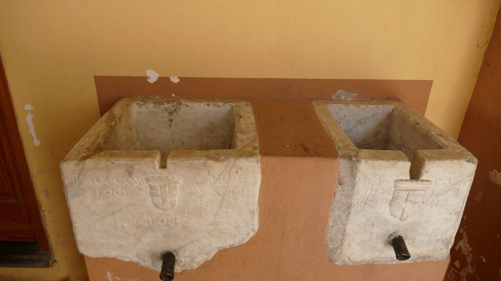 Le antiche vasche per misurare l’olio e il vino