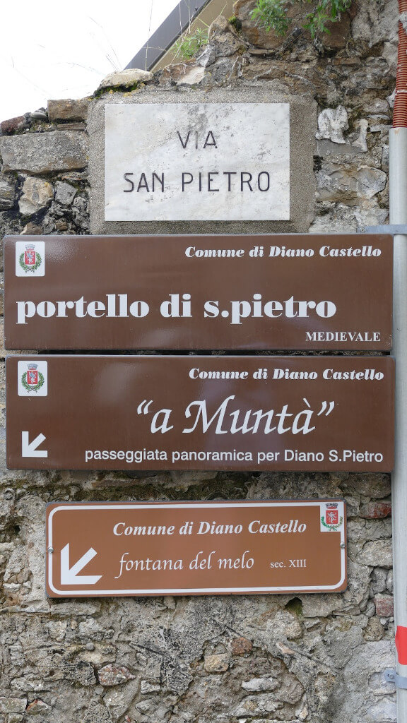 Cartelli con indicazioni per i sentieri di Diano Castello