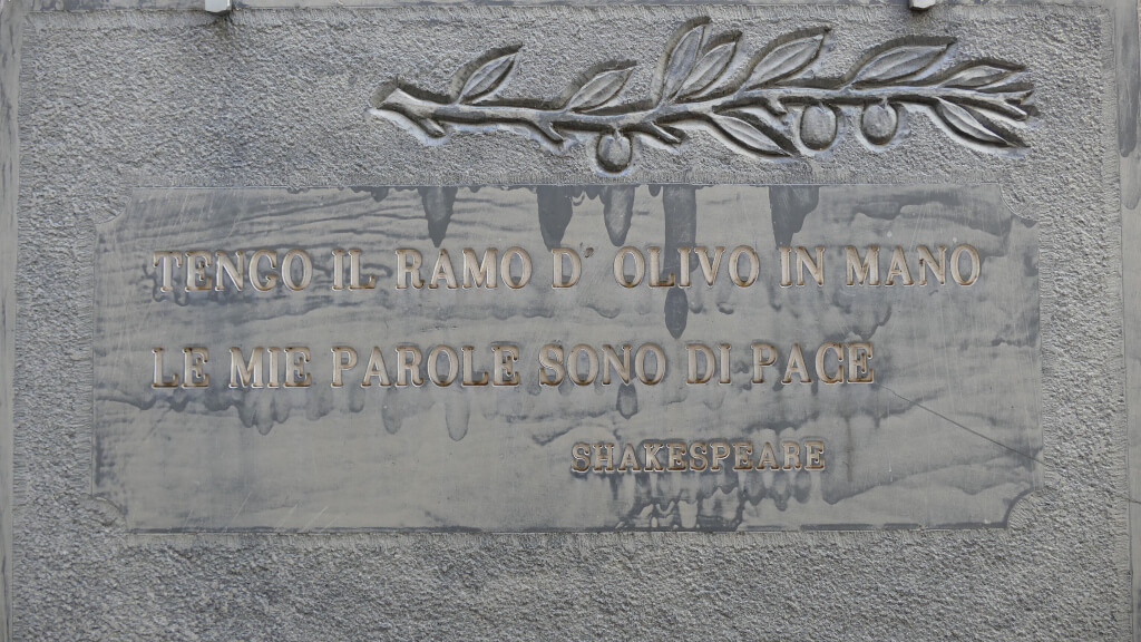 Una delle targhe con iscrizione a Villa Faraldi Immagine di una targa a Villa Faraldi