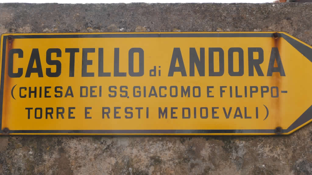 Il cartello che indica il Castello di Andora
