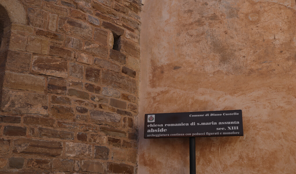 Cartello davanti alla chiesa dell’Assunta a Diano Castello