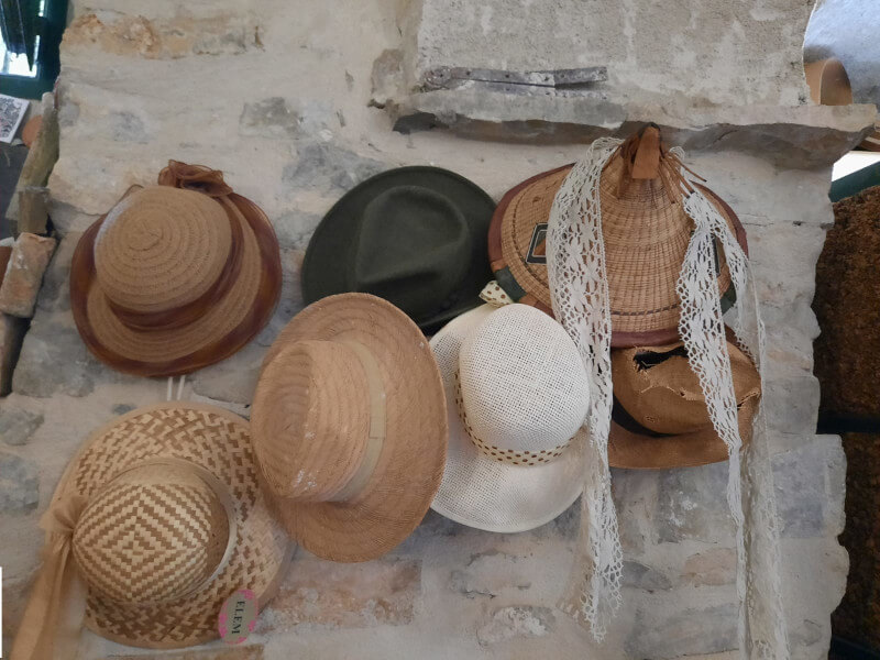 Cappelli in una stanza dell’ostello