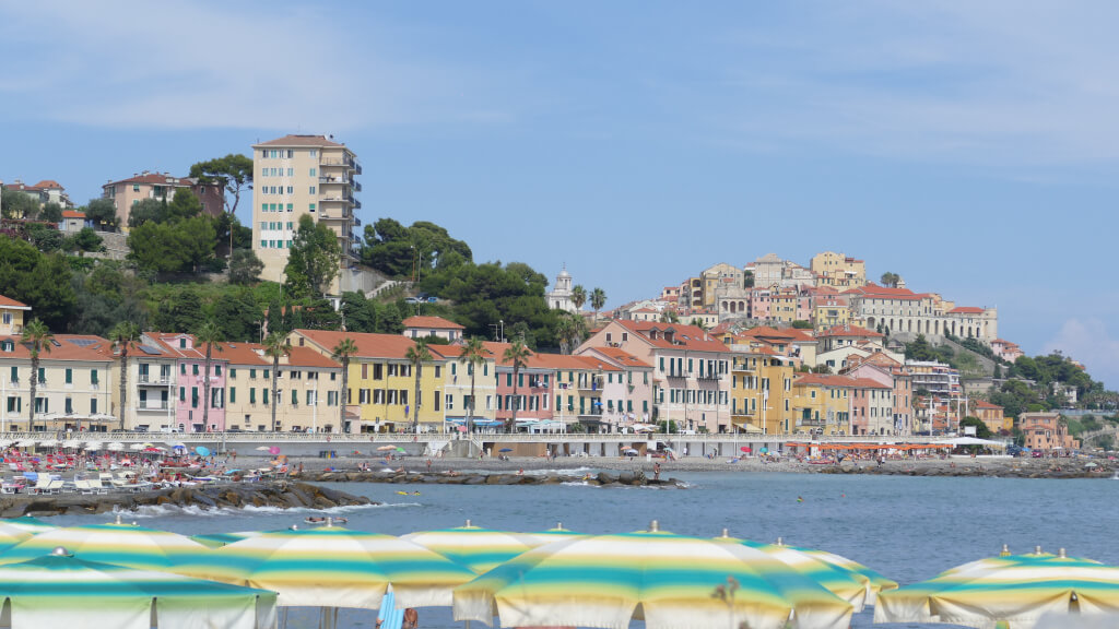 Borgo Prino Borgo Prino con Parasio sullo sfondo