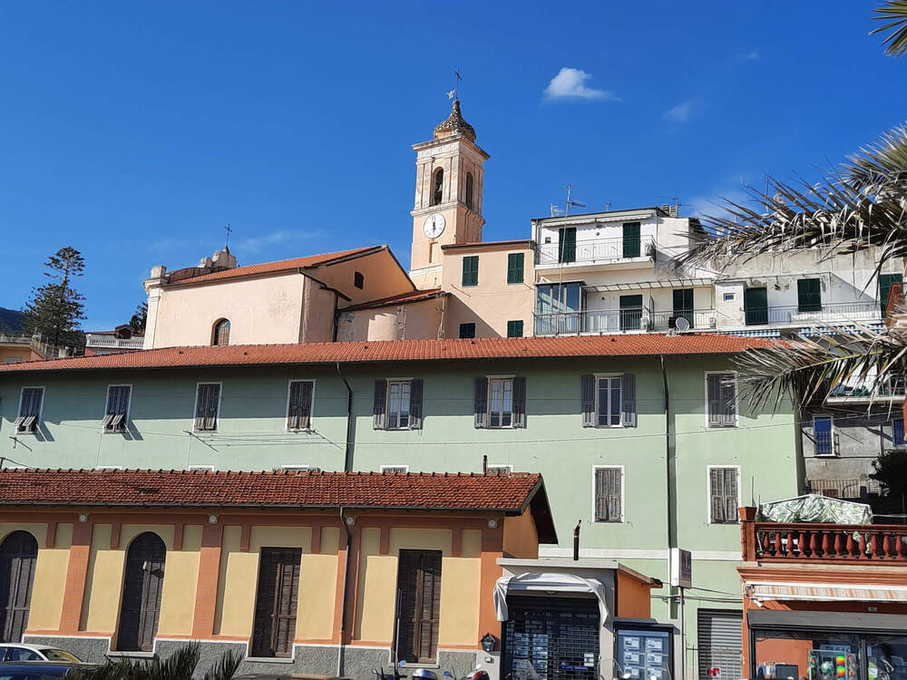 Ospedaletti col campanile che svetta sul borgo Vista del paesino di Ospedaletti col suo campanile
