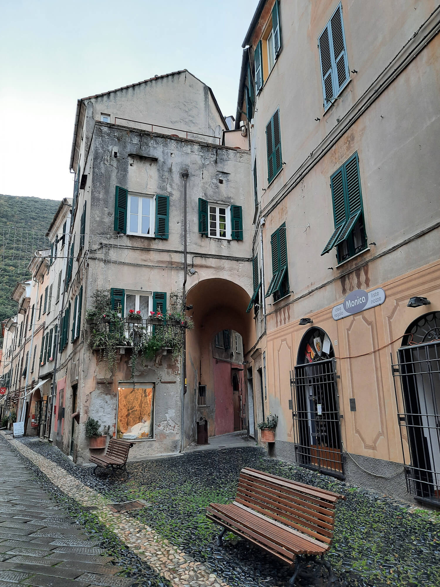 Le vie storiche di Finalborgo Tra i caruggi di Finalborgo