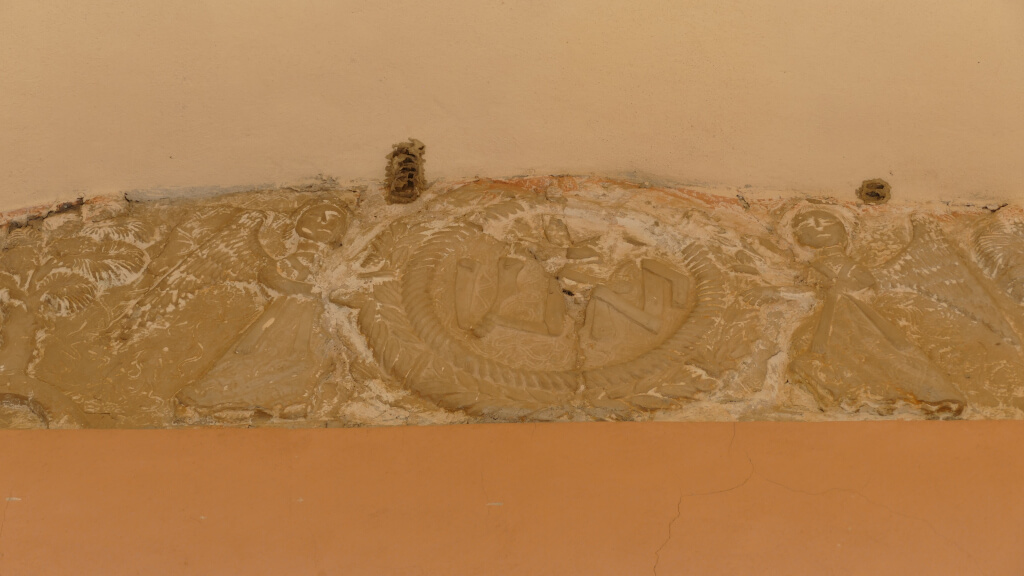 Il fregio nella facciata della chiesa dell’Annunziata a Castellazzo