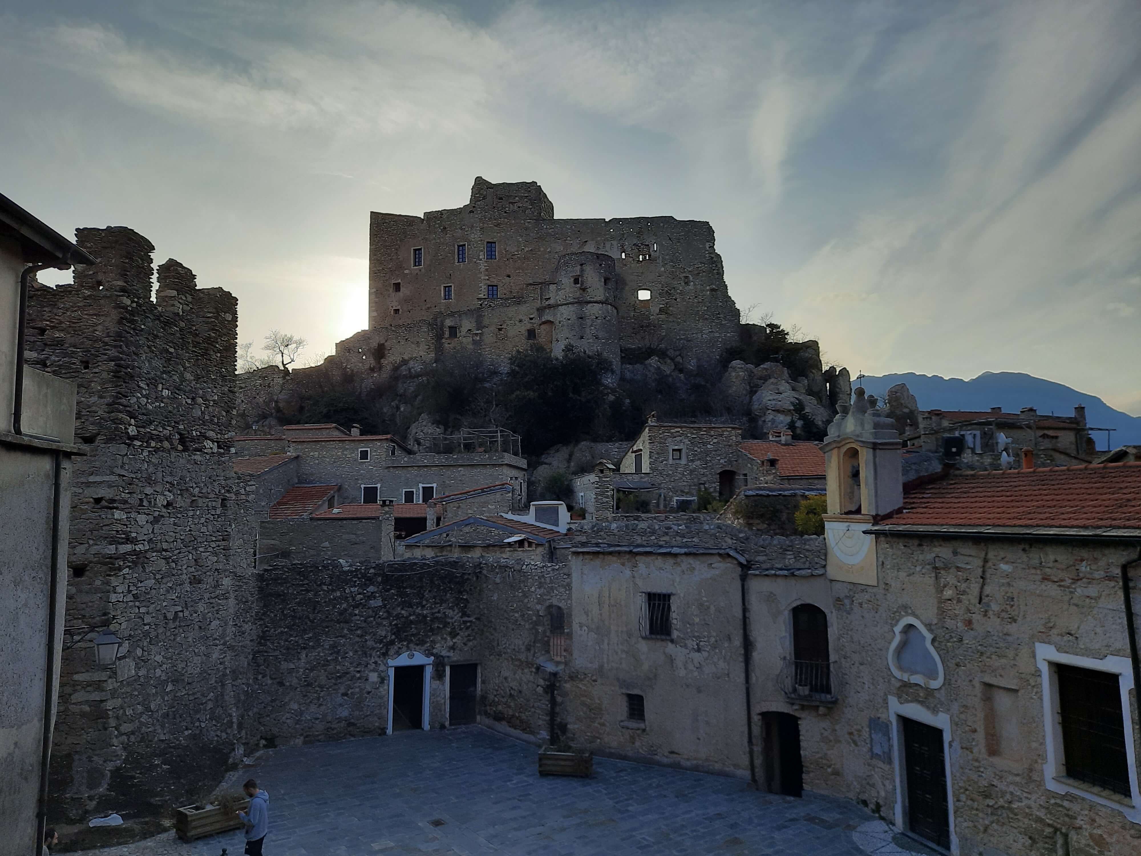 La Piazza della Torre a Castelvecchio di Rocca Barbena