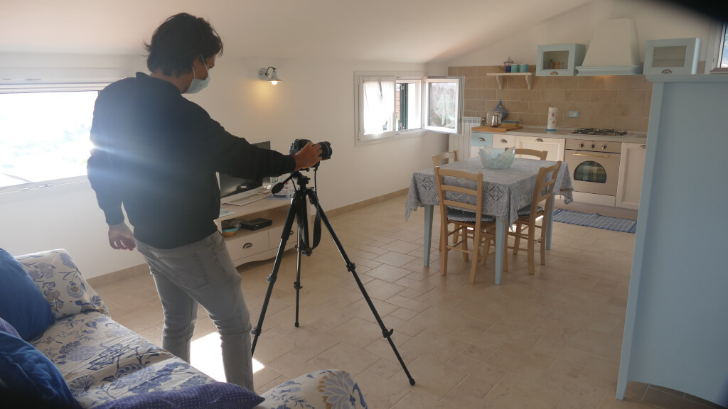 Renato all’interno dell’appartamento Non ti scordar di me Renato fotografa l’appartamento Non ti scordar di me
