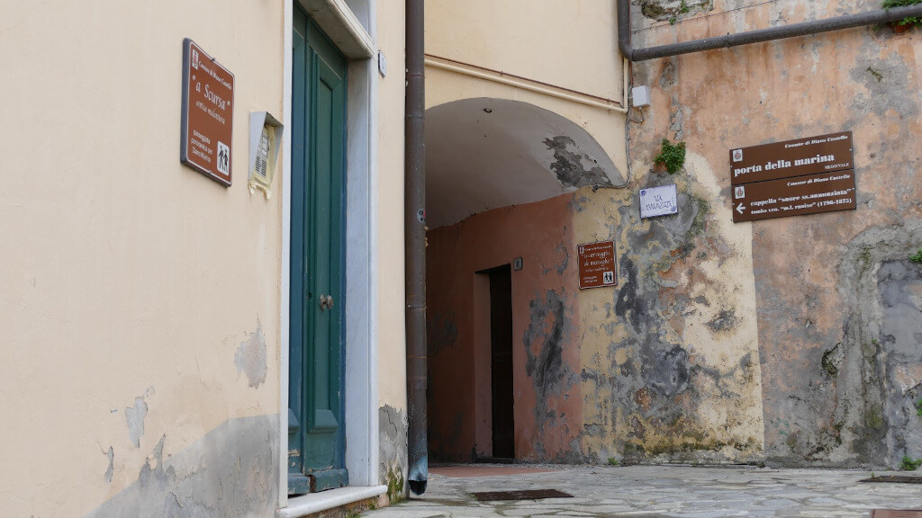 Cartelli con indicazioni per i sentieri in via Annunziata