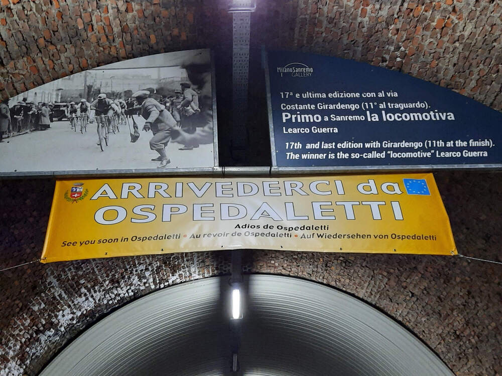 Cartellonistica nella galleria di Ospedaletti Esempio di cartellonistica all’interno della galleria di Ospedaletti