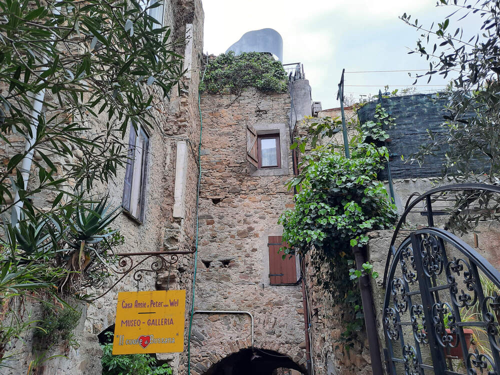 Insegna di una galleria d’arte all’interno del borgo