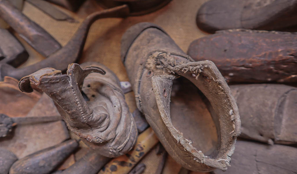 Le scarpe di un calzolaio in esposizione al museo etnografico
