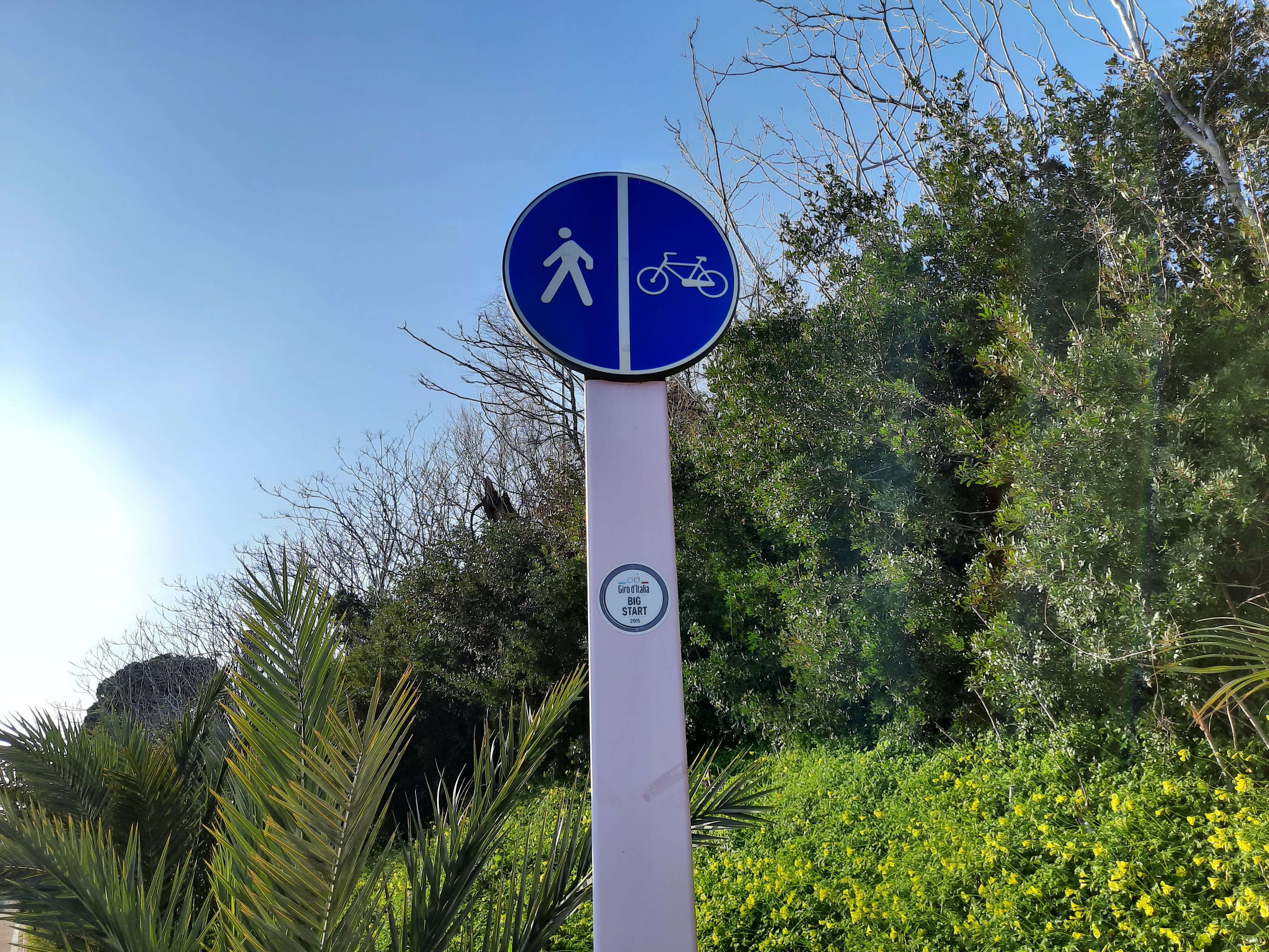 Segnaletica a Santo Stefano al Mare Cartello che indica la pista ciclabile