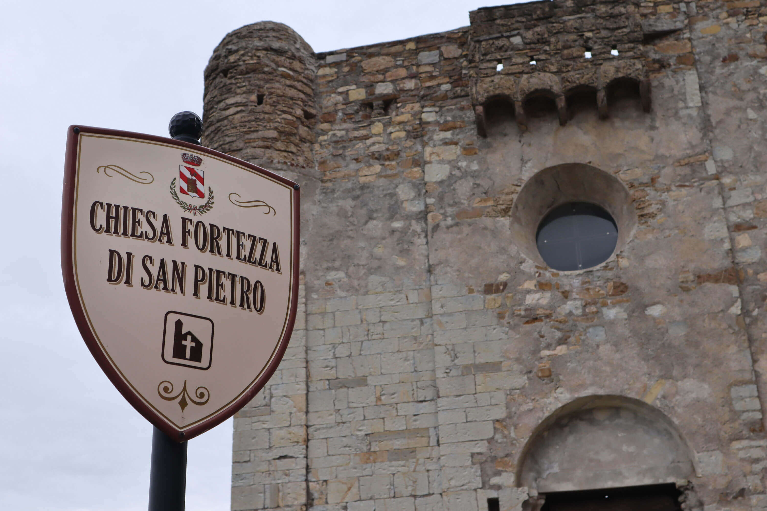 Chiesa fortezza di San Pietro la chiesa fortezza di San Pietro