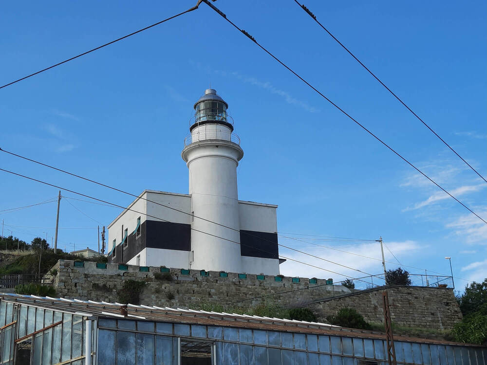 Vista del faro a Bussana Mare Il faro di Capo dell’Arma a Bussana Mare