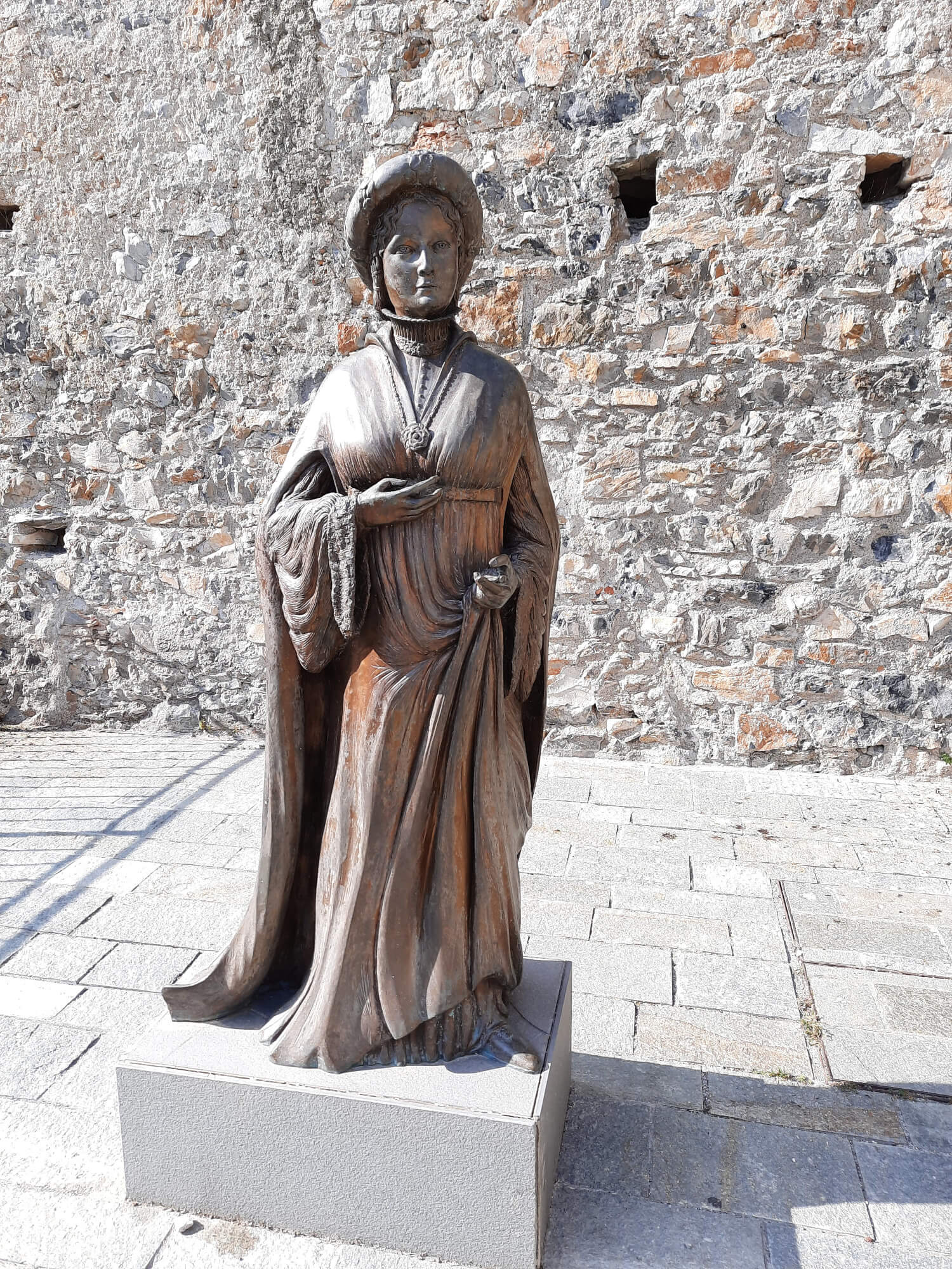 Ilaria del Carretto Statua di Ilaria del Carretto all’ingresso di Zuccarello