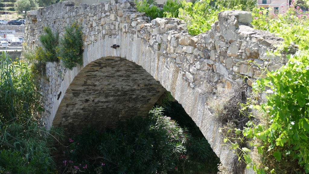 Ponte medievale a Castelvecchio Il ponte medievale dalla strada statale 28
