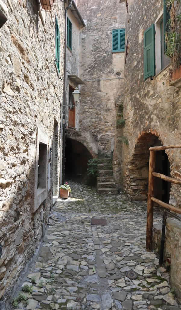 Un caruggio a Colla Micheri