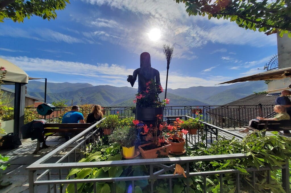 Una strega in via Roma a Triora